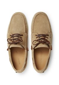 Braune Wildlederschuhe mit braunen Schnürsenkeln, versehen mit einem gestickten Design, durchbrochener Innensohle und kontrastierenden braunen Akzenten an den Seiten.