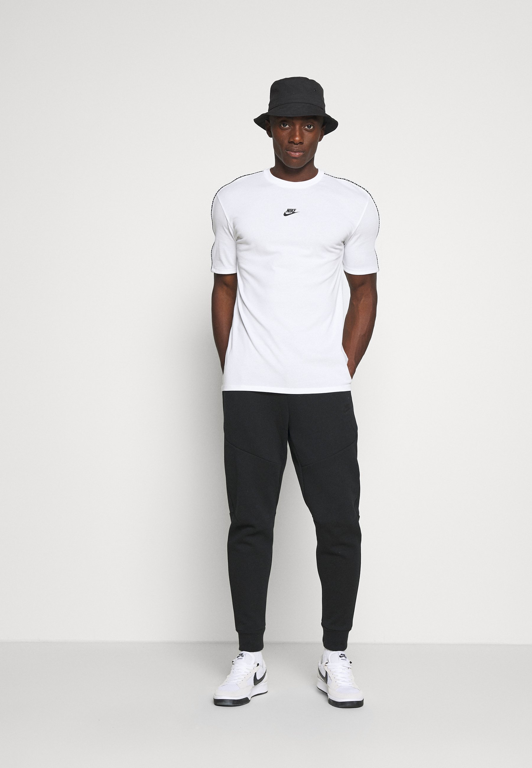 Nike Sportswear REPEAT T shirts med print white Zalando.no Nike Sportswear REPEAT - T-shirts - white