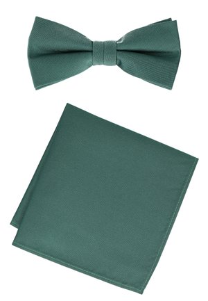 Krawatte aus türkisfarbenem Stoff und passendes Einstecktuch, ordentlich auf einem weißen Hintergrund arrangiert.