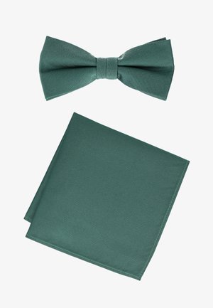 Krawatte aus türkisfarbenem Stoff und passendes Einstecktuch, ordentlich auf einem weißen Hintergrund arrangiert.