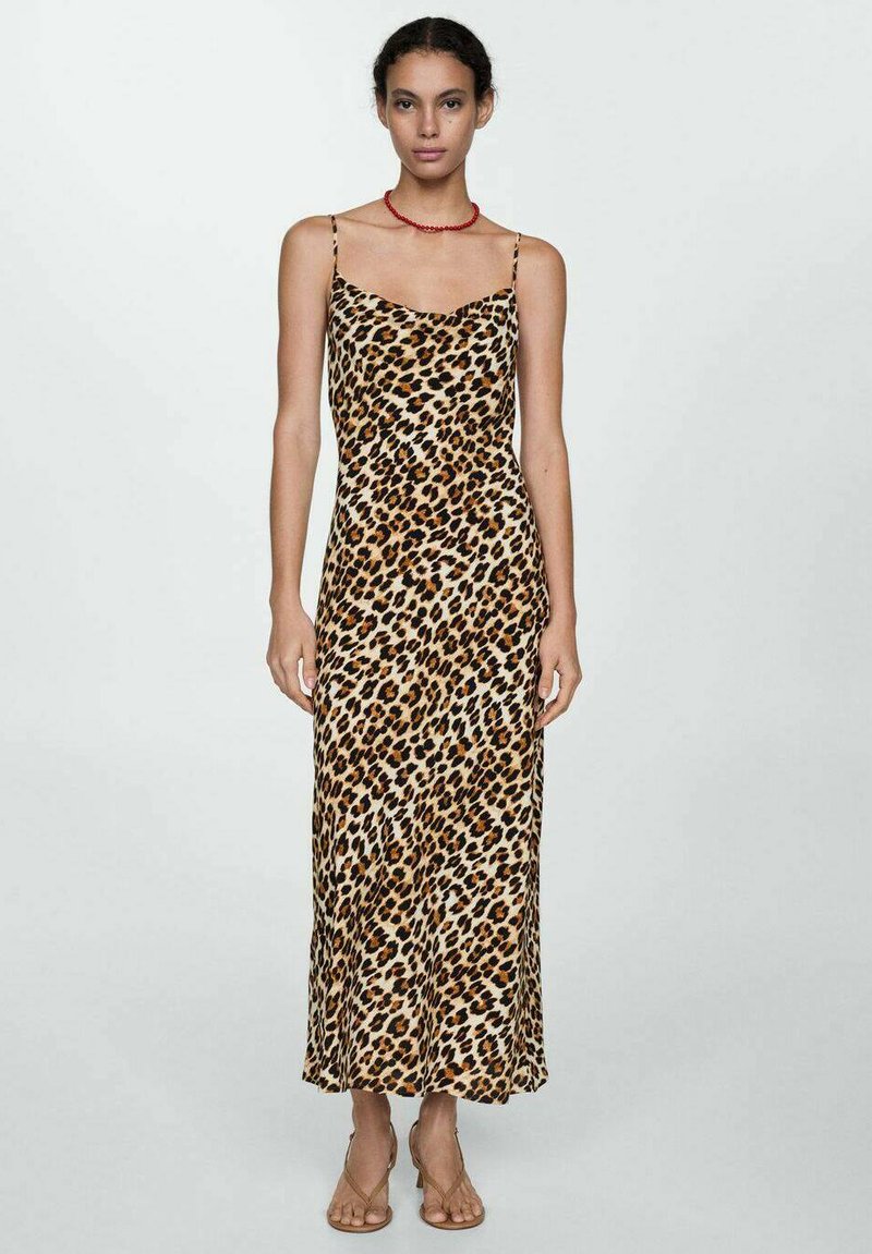 Rochie maxi cu imprimeu de leopard, fabricată dintr-un material ușor. Dispune de bretele subțiri, un corset strâmt și o fustă fluidă. Accentuată cu un colier roșu.