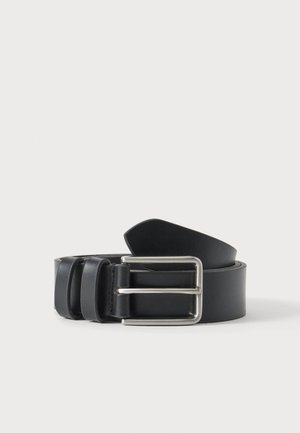 Zwarte leren riem opgerold met zilveren rechthoekige metalen gesp en twee riemlussen op witte achtergrond.
