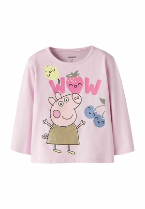Różowa, dziecięca, koszulka z długim rękawem z postacią kreskówkowej świnki, uśmiechającymi się owocami (truskawka, ser, wiśnie) oraz napisem "WOW" różowymi literami.