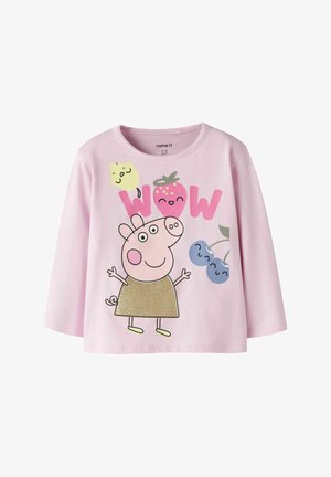 Chemise pour enfants à manches longues rose avec un personnage de cochon dessin animé, des fruits souriants (fraise, fromage, cerises) et le mot "WOW" en lettres roses.