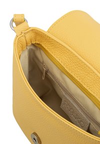 Borsa a tracolla gialla in pelle con finitura testurizzata. L'interno presenta una fodera beige, una tasca con zip e una chiusura a patta con hardware metallico.