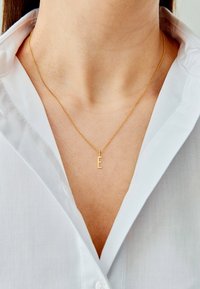 Design Letters HALSKETTE MIT KLEIN INITIAL CHARM GOLD (A-Z) - Halskæder - gold-coloured