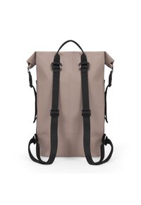 Hátulról nézve egy bézs színű, vízálló anyagból készült roll-top hátizsák. Fekete pántokkal és hardverrel rendelkezik, letisztult dizájnnal.