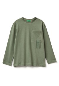 Košile s dlouhým rukávem v tlumené zelené barvě z bavlny, s náprsní kapsou a obdélníkovým grafickým potiskem. Má volný střih a postranní rozparky na lem.