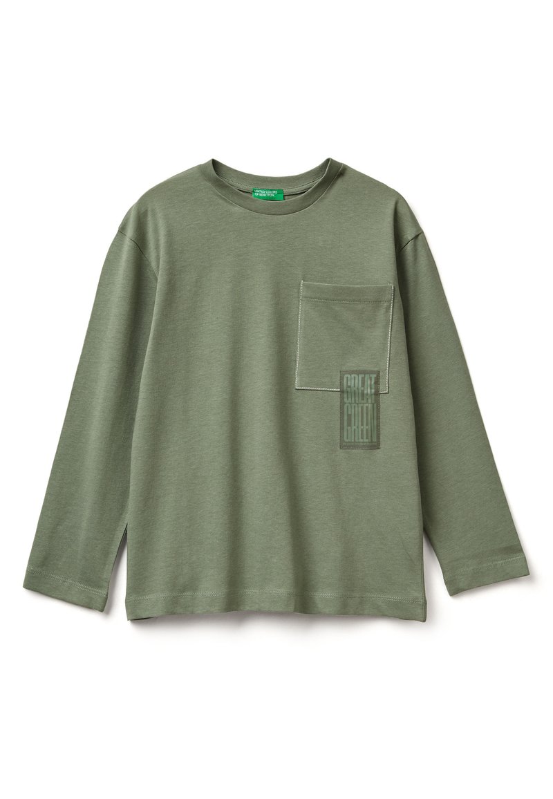 Košile s dlouhým rukávem v tlumené zelené barvě z bavlny, s náprsní kapsou a obdélníkovým grafickým potiskem. Má volný střih a postranní rozparky na lem.