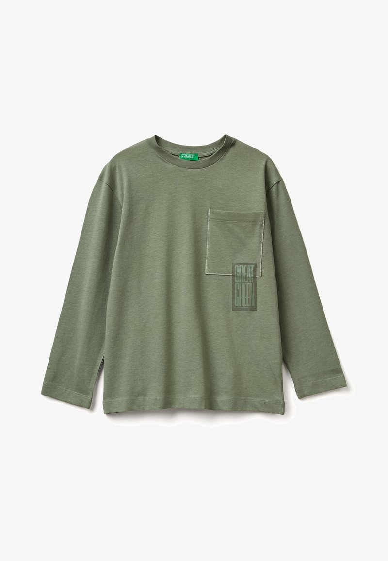 Košile s dlouhým rukávem v tlumené zelené barvě z bavlny, s náprsní kapsou a obdélníkovým grafickým potiskem. Má volný střih a postranní rozparky na lem.