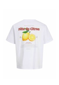 Λευκό μπλουζάκι με το κείμενο "Fête du Citron", εικόνα ολόκληρου και κομμένου λεμονιού και μικρότερο κείμενο σχετικό με το φεστιβάλ στην πλάτη.