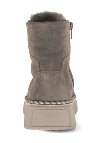 Grauem Wildleder-Ankle-Boot mit sichtbarem seitlichem Reißverschluss, dicker beige Gummisohle und weicher Fellpolsterung im Schaft.