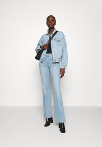Wrangler FLARE - Calças de ganga à boca de sino - clear blue