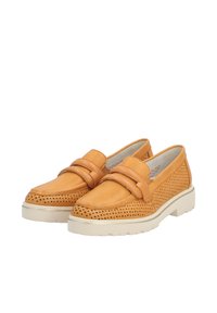 Scarpe in pelle tan con design perforato, dotate di una larga fascetta sul vamp e una spessa suola in gomma bianca.