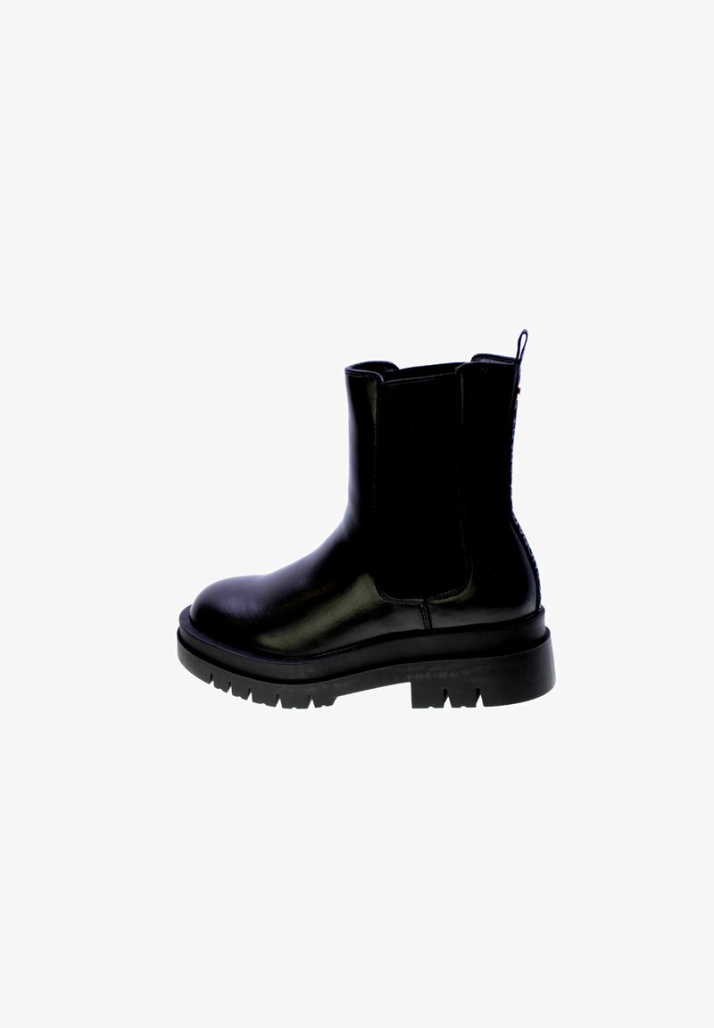 Stivaletto in pelle nera con suola platform spessa, pannelli laterali elasticizzati e una linguetta sul retro per facilitarne l'indossamento.