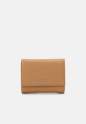 Calvin Klein MUST TRIFOLD ZIP - Lompakko - lion