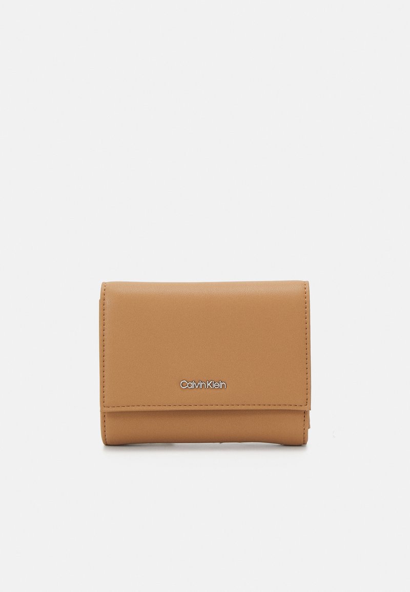 Calvin Klein MUST TRIFOLD ZIP - Maks - lion