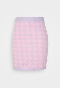 Falda lápiz de punto con un gran patrón de pata de gallo en rosa y lavanda, cintura y dobladillo acanalados, mostrada sobre un fondo blanco.