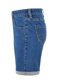 Denimshorts i medelblå färg, rak passform, uppvikta fållar och bakfickor med kontrasterande sömnad.