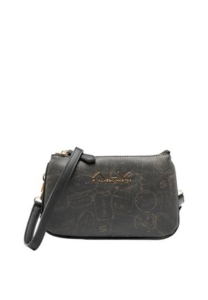 Borsa nera con texture, presenta un logo dorato, una tracolla a tracolla e disegni a rilievo a tema viaggio sulla superficie. Forma rettangolare.