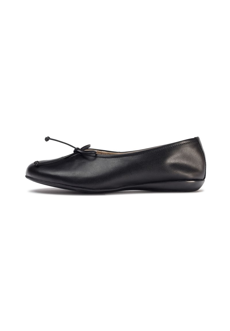 Bailarina de cuero negro con punta redondeada, un pequeño lazo en la parte delantera y suela de goma flexible. Textura suave en general.