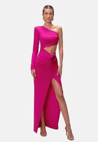 Fuchsiová róba s jedným ramienkom, výrezom okolo pásu, nariasenou textúrou a bočným rozparkom, s ružovým akcentom na boku.