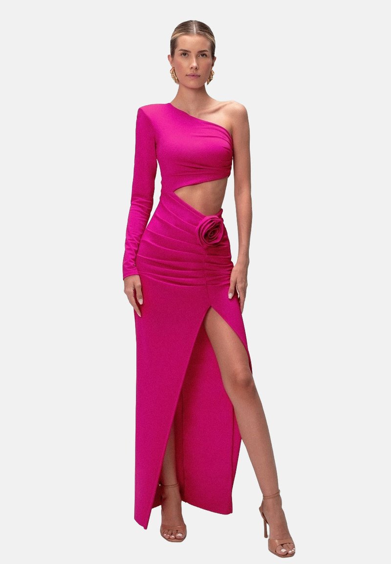 Fuchsiová róba s jedným ramienkom, výrezom okolo pásu, nariasenou textúrou a bočným rozparkom, s ružovým akcentom na boku.