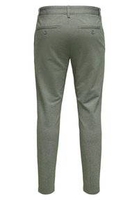 Groene, aansluitende broek met een gladde textuur. Heeft twee achterzakken met knopen, geaccentueerde naden en taps toelopende pijpen.