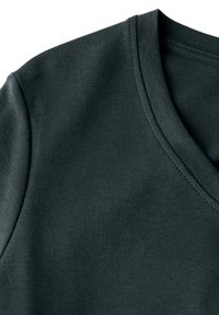 Tmavě zelené tričko s výstřihem do V vyrobené z hladkého materiálu, s jednoduchými švy, s klasickým střihem a bez viditelných vzorů.