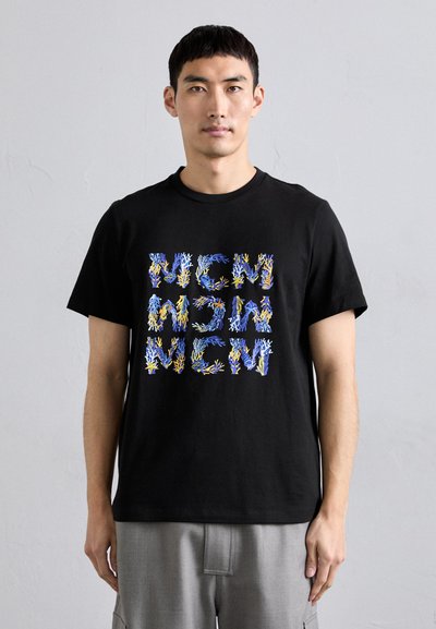 Tricou negru din bumbac cu un design colorat de text "NEW" asemănător coraliștilor, în albastru și galben. Cu mâneci scurte și gât rotund.