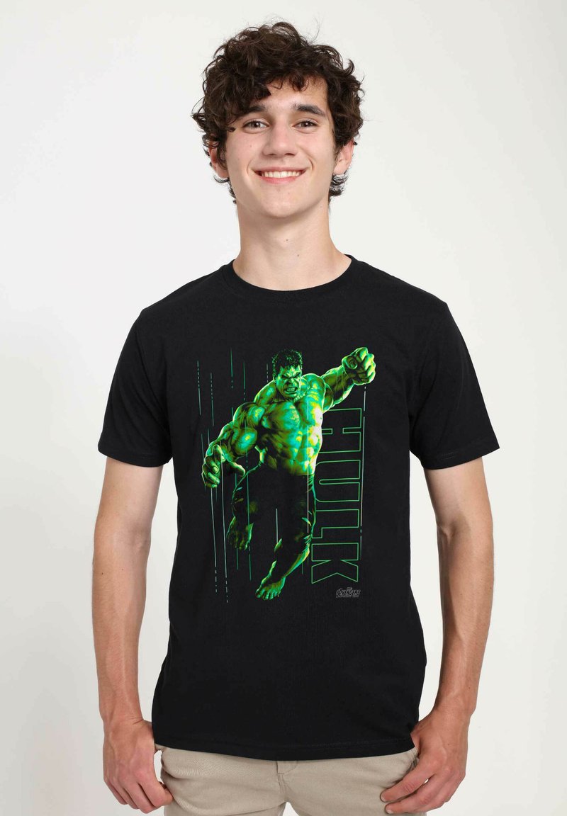 Černé bavlněné tričko s grafikou Hulka v akční póze v zelené a modré barvě, s textem "HULK" integrovaným do designu.