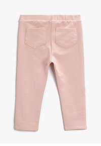 Vaaleanpunaiset puuvillahousut, joissa on joustava vyötärö, kaksi takataskua ja sileä pinta. Suunniteltu slim fit -malliksi, joka ulottuu nilkkoihin.