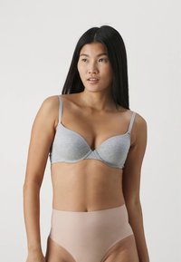 Γκρι βαμβακερό σουτιέν με λείο ύφασμα, ενίσχυση με μπανέλα, ρυθμιζόμενους ιμάντες και διακριτική λάμψη. Το μοντέλο φοράει ροζ ανοιχτό ψηλόμεσο σλιπ.