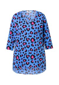 Blaue Baumwolltunika mit V-Ausschnitt und Dreiviertelärmeln. Sie hat ein schwarz-pinkes Leopardenmuster. Der Saum ist hinten etwas länger.