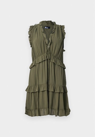 Olivovo zelené šaty bez rukávov s výstrihom do V, s volánikmi na pleciach a páse, s nízkym strihom v úprave a nastaviteľnou šnúrkou vpredu.