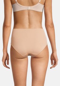 Mutandine beige a vita alta in tessuto morbido e elastico. Design senza cuciture con un leggero lucido e vita elastica per il massimo comfort.