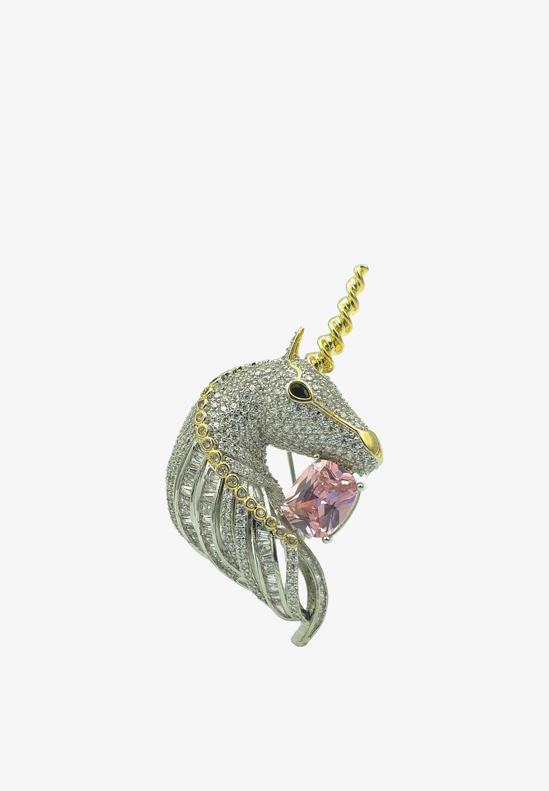 Broche licorne avec corne en or, œil noir, crinière en argent incrustée de pierres claires, tenant une gemme carrée rose dans sa bouche.