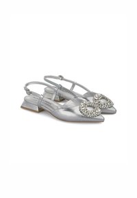 Silberne Slingback-Schuhe aus metallischem Material, spitz zulaufende Schuhform, niedriger Blockabsatz, verziert mit einem geschmückten Schmuckelement an der Vorderseite.