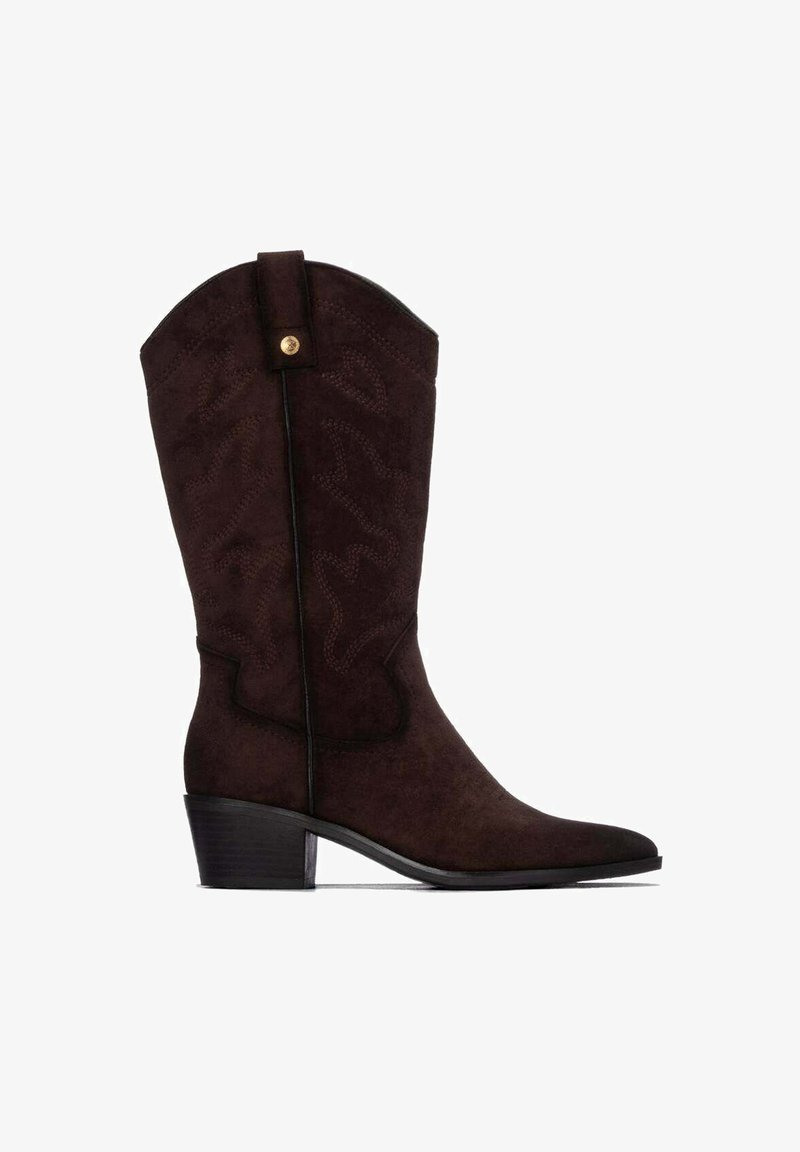 Bota western de ante marrón oscuro hasta la mitad de la pantorrilla con un tacón bajo apilado y costuras decorativas en la caña.