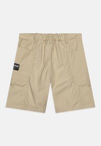 Beige cargo šortky s elastickým pasem, dvěma bočními kapsami a černou nášivkou. Vyrobené z lehkého materiálu s hladkou texturou.