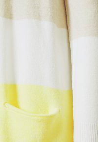 Strickpullover mit horizontalen Streifen in Beige, Weiß und Gelb. Verfügt über eine Fronttasche und gerippte Bündchen. Weicher, strukturierter Stoff.