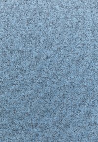 Helleblaue gestrickte Textilie mit mittlerer Textur und subtilen dunklen Sprenkeln, die gleichmäßige Maschen und ein konsistentes Muster zeigt.