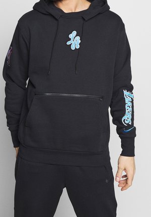 Svart hoodie med en dragkedjeförsedd framficka, broderad blå "LA"-logotyp på bröstet och "Lakers"-text på vänster ärm. Material i bomullsblandning.