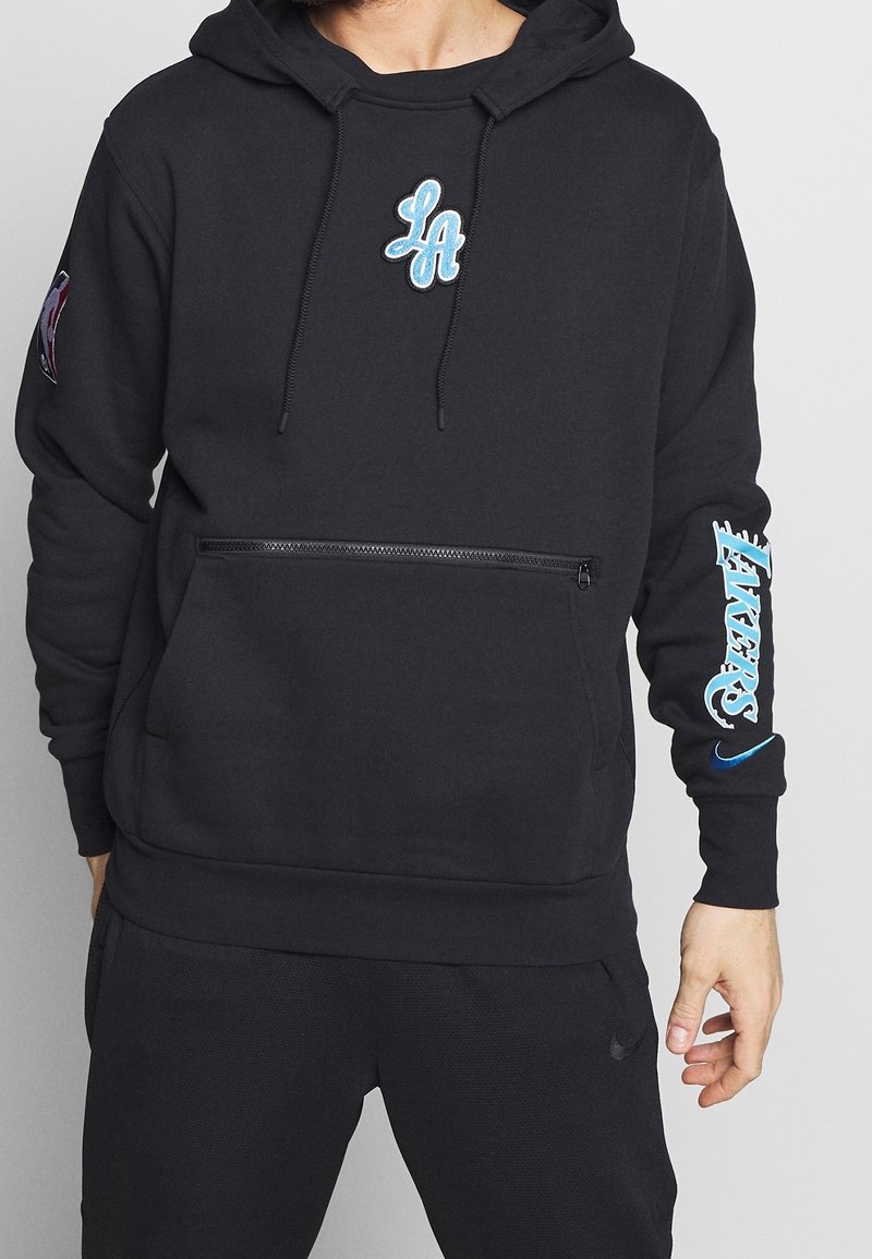 Sudadera negra con capucha y bolsillo frontal con cremallera, logotipo azul bordado "LA" en el pecho y texto "Lakers" en la manga izquierda. Material de mezcla de algodón.