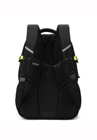 Zaino nero con imbottitura in rete, spallacci regolabili, dettagli riflettenti e una cinghia di supporto centrale. Progettato per il comfort e la durabilità.