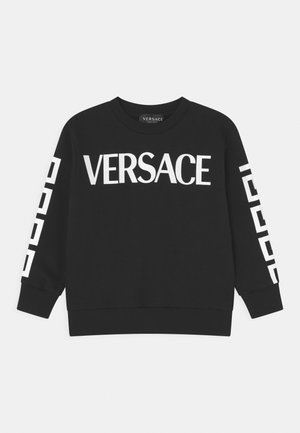 Sort crewneck-sweatshirt med hvid "VERSACE" tekst på brystet og hvide geometriske mønstre langs begge ærmer.