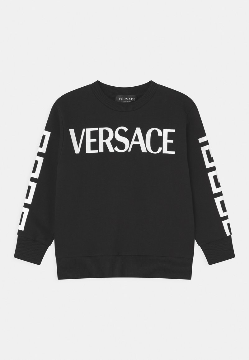 Sweat-shirt noir à col rond avec texte blanc "VERSACE" sur la poitrine et motifs géométriques blancs le long des deux manches.