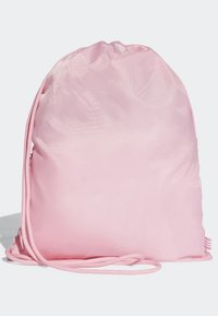 Ljust rosa draperyryggsäck tillverkad av slät väv, visad mot en enkel ljus bakgrund med snören på sidorna och botten.