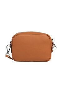 Borsa a tracolla in pelle marrone chiaro con forma rettangolare, hardware in argento, texture liscia e chiusura con zip. Presenta una tracolla regolabile.