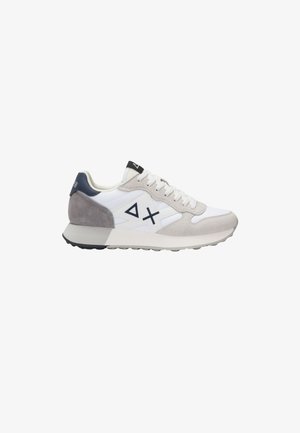 Zapatillas deportivas de cuero blanco y ante gris, con un logo negro, acentos texturizados y una suela de goma ligera.